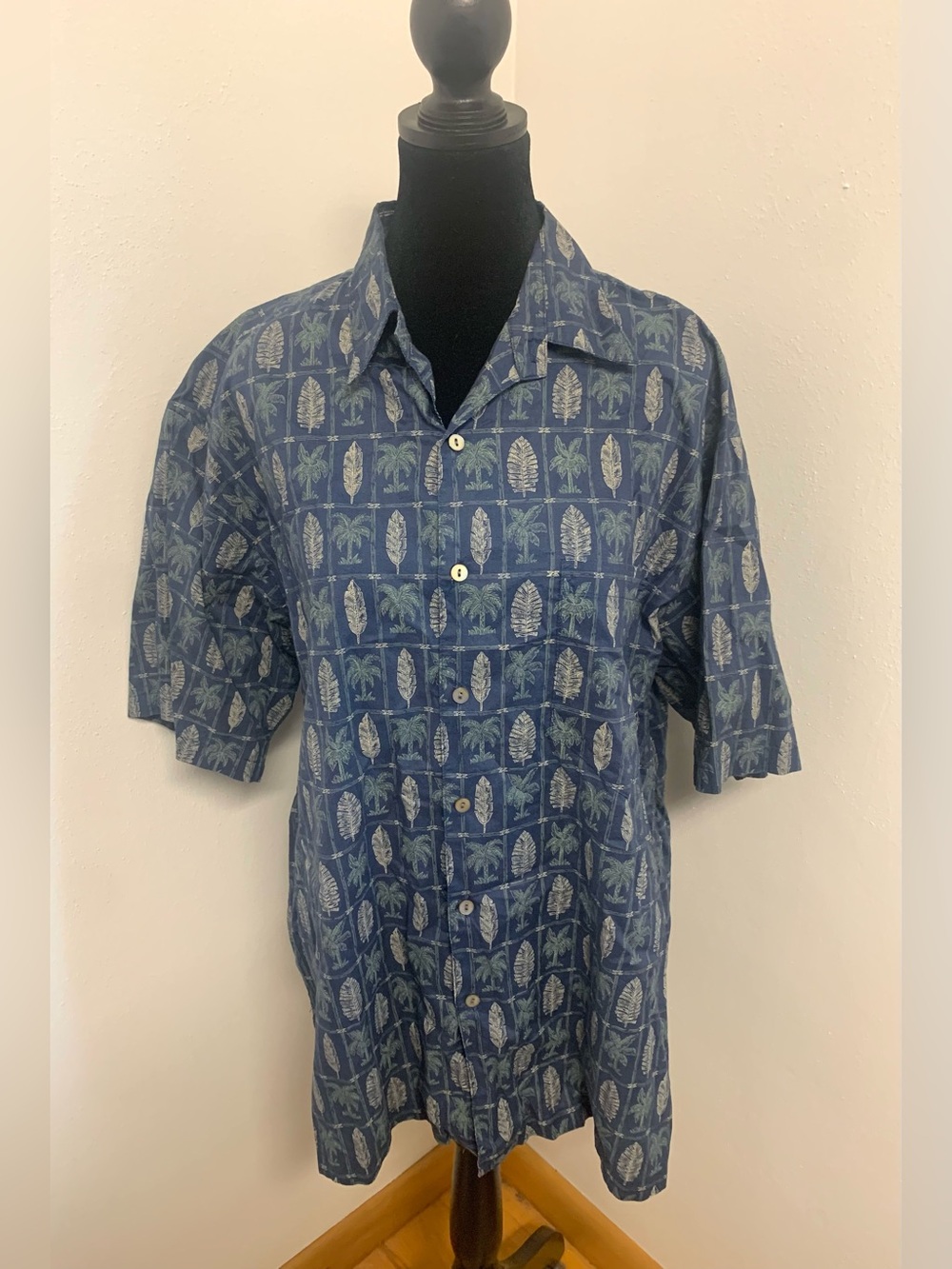 Men’s Tori Richard shirt